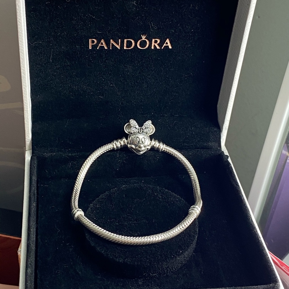 Pandora minnie bracelet like new with box 🤤😻